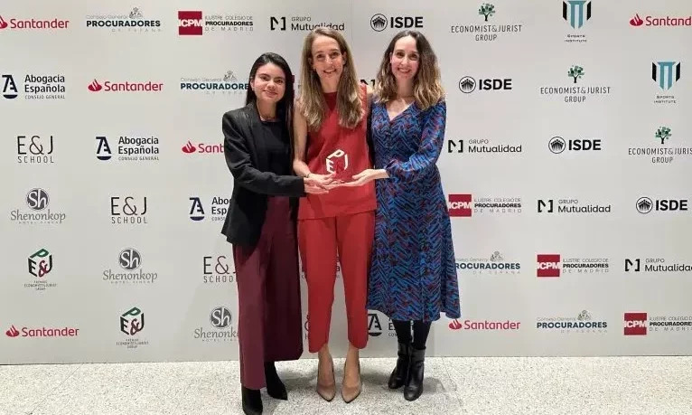 Tres personas del equipo de la Fundación Pro Bono España sosteniendo el premio recibido