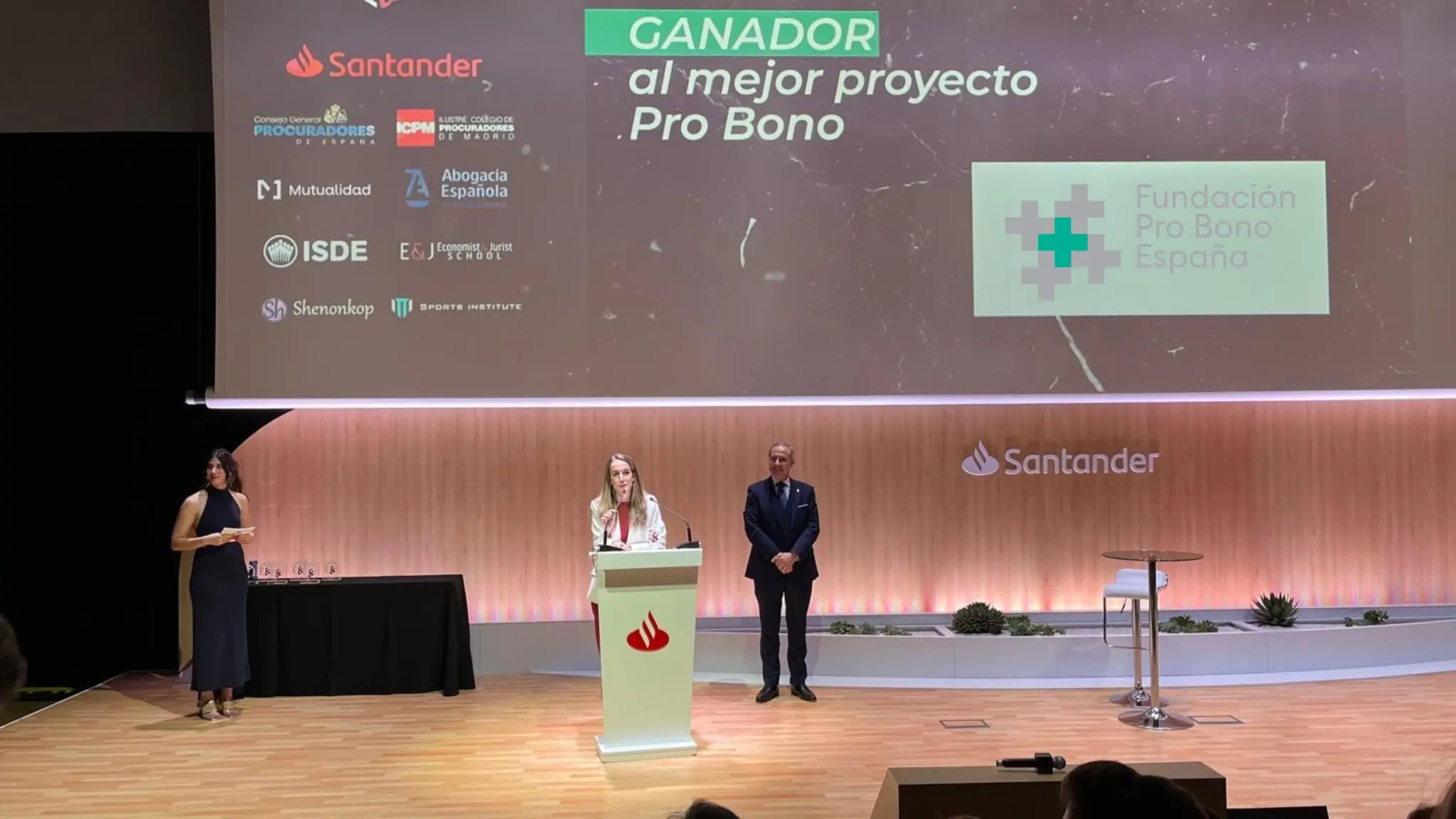 Directora ejecutiva de la Fundación Pro Bono España recibiendo el premio y dando el discurso de agradecimiento